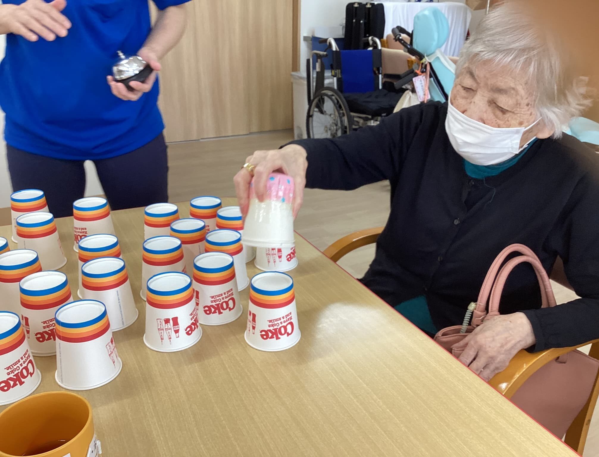 「アースケア前橋　朝倉の里」紙コップ重ねゲーム!(^^)!
